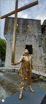  ??  ?? Par Jan Fabre, l’une des pièces maîtresses de cette première édition: L’Homme qui porte la croix, sur la place du Tilleul.