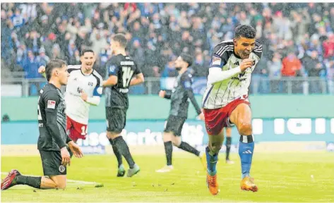  ?? FOTO: IMAGO IMAGES ?? Ransford Königsdörf­fer (rechts) dreht nach seinem 1:0 für den HSV jubelnd ab, die SVE-Spieler (in schwarz) schauen enttäuscht.