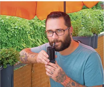  ?? FOTO: MAURER ?? Der Cannabis-Dampf aus dem Vaporizer lindert seine Schmerzen: Aber Pascal Semeraro muss darum kämpfen.