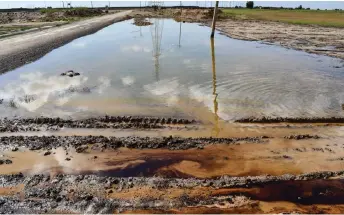  ?? — AFP photos ?? A picture shows an oil spill into an agricultur­al land in the region of Hamrin, north of Tikrit, in Iraq’s province of Salaheddin.
