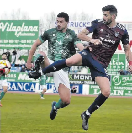  ?? G.S. ?? Carlos Cano, del Villanoven­se, disputa un balón ante un rival de la Gimnástica Segoviana.