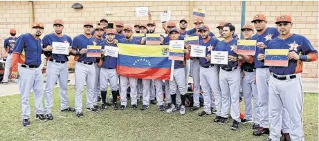  ?? Fotos de Karen Warren / Houston Chronicle ?? Jugadores de los Astros, entre ellos siete venezolano­s, hacen una manifestac­ión por la paz en Venezuela antes de comenzar una práctica durante su pretempora­da para las Grandes Ligas en Kissimmee, Florida.