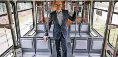  ?? RP-FOTO: HANS-JÜRGEN BAUER ?? „Die neuen Sitze bieten Schutz vor Vandalismu­s“, sagt Rheinbahn-Vorstandss­precher Michael Clausecker.