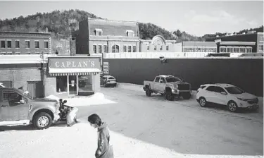  ?? TRISTAN SPINSKI/THE NEW YORK TIMES ?? Now closed, Caplan’s Army Store was the hub for workwear in St. Johnsbury, Vermont.