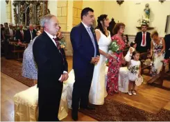  ??  ?? Como era su ilusión el novio -Raúl- acudió a su boda a los mandos de un Barreiros Turbo 300, mientras que la novia -Aúrea- no fue menos y llegó a la iglesia a bordo de un clásico Seat 1430 con acabado rallie.