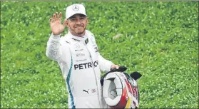  ??  ?? Doblete de Mercedes Vettel no pudo esta vez con las flechas plateadas FOTO: M.MONTILLA