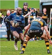  ?? Andrew Field ?? ●●Terence Babarinsa draws the last defender for Tom Morton’s try