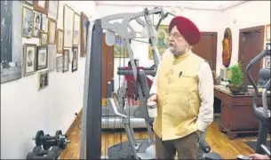  ?? SANCHIT KHANNA / HT ?? ▪ Hardeep Singh Puri likes to work out in his home gym.