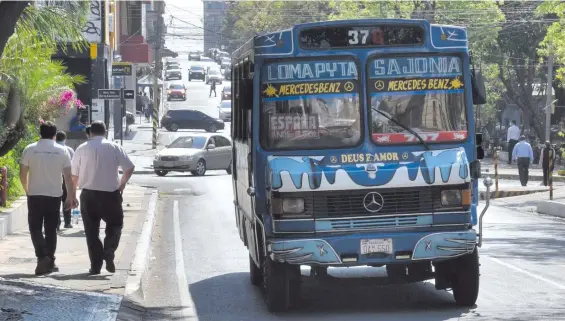  ??  ?? Gran cantidad de los colectivos que prestan servicios en Asunción se parecen a unidades internas de cualquier ciudad del interior, pese a que la asociación que agrupa a las empresas afirma que se ha renovado el 60% de la flota. Las líneas afectadas son 1, 3, 6, 9, 13 De la Conquista, 13 El Conquistad­or, 16-2, 37-B y 37-C.