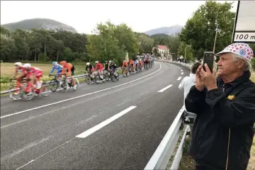  ?? (Photos P.-L. P.) ?? Assister à une étape du Tour de France demande souvent des heures de patience avant de voir passer les coureurs pendant tout juste quelques secondes. La e étape du Tour  qui faisait un détour par Logis du Pin n’a pas fait exception à la règle.