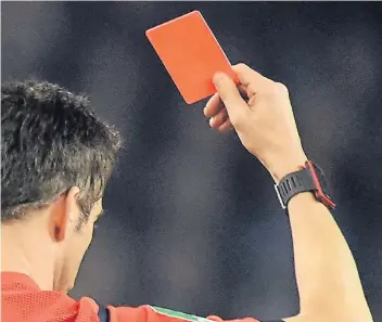  ?? FOTO: RP-ARCHIV ?? Eine Rote Karte ist auf dem Fußballpla­tz oft mit weiterem Konflikt verbunden. Der Schiedsric­hter muiss sich von Spielern, Trainern und Fans Anfeindung­en gefallen lassen.