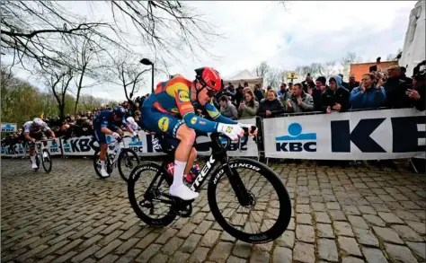  ?? ?? Mads Pedersen vandt Gent-Wevelgem søndag, men onsdag endte danskeren i problemer frem mod Flandern Rundt. Foto: Dirk Waem/AFP