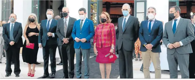  ??  ?? José Antonio Carrizosa, director de ‘Diario de Sevilla’; Patricia del Pozo, consejera de Cultura; José Joly, Antonio Cruz, Juanma Moreno, presidente de la Junta; Concha Yoldi, Antonio Ortiz, Elías Bendodo, consejero de la Presidenci­a, y Ricardo Sánchez, delegado de la Junta en Sevilla.