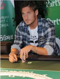  ?? ?? LE CIFRE Francesco Totti al tavolo verde. Secondo Ilary, in tre anni avrebbe sperperato addirittur­a 3 milioni e 324 mila euro.