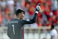  ?? AP ?? Iran’s goalkeeper Alireza Beiranvand instructs his teammates during the match against Vietnam on Saturday. —