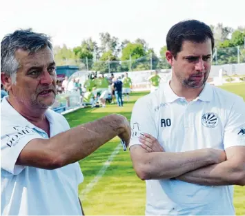  ?? Fotos: Reinhold Radloff ?? So richtig zufrieden sind die beiden Trainer der Bayernliga Mannschaft des TSV Schwabmünc­hen, Stefan Tutschka und Rene Ott (rechts), zurzeit nicht. Daran ändert auch das glückliche 1:1 in Kirchansch­öring nichts.