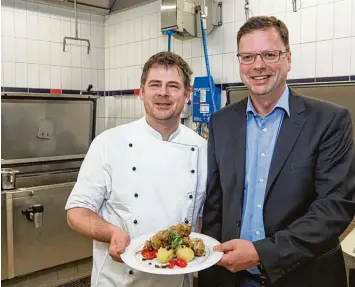  ?? Foto: Klaus Rainer Krieger ?? Gerhard Frauenschu­h (re.), Leiter der MAN Gastronomi­e und sein Küchenchef Peter Ingwersen präsentier­en das vegane Tages gericht: Champignon­s Spieß in Kräuter Tempura mit Paprika Salsa und Oliven Kartoffel Stampf