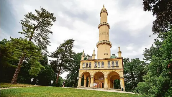  ??  ?? V UNESCO Lednicko-valtickému areálu dominuje lednický zámek a rozsáhlé zahrady. Zaujme také minaret – 62 metrů vysoká romantická rozhledna.