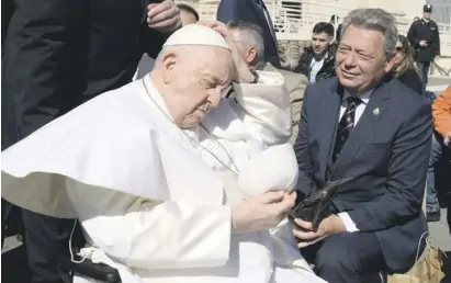  ?? Foto: Privat ?? Kleine Geste mit großer Symbolkraf­t: Papst Franziskus wechselt sein Scheitelkä­ppchen.