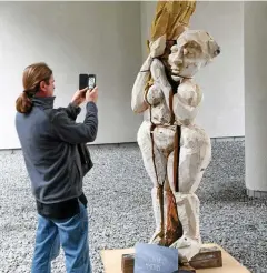  ?? FOTO: MARCO SCHMIDT ?? Die Skulptur „Demeter mit Strohbünde­l“von Luise Matthes besteht ausschließ­lich aus Holz.