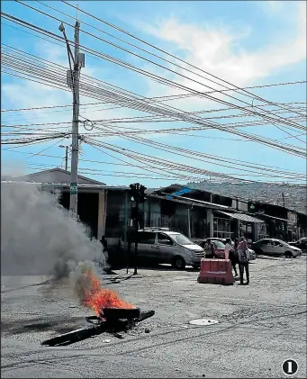  ?? Fotos: Héctor Anchatuña / EXTRA ?? 1. En la entrada principal al mercado de Chiriyacu se quemaron neumáticos.