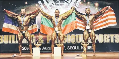  ??  ?? MEGAH: Buda (kanan) berada di tempat ketiga sambil peserta Myanmar, Tun Aung muncul juara dan Phuangphet (Thailand) di tempat kedua kategori ‘Master’.