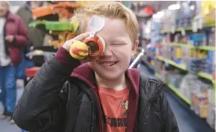  ?? CLOE POISSON/SPECIAL TO THE COURANT ?? Wylder Martin, 6, of Taunton, Massachuse­tts, plays with a prism kaleidosco­pe on Friday at Amato’s Toy & Hobby in Middletown.