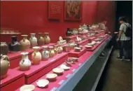  ?? LIU XIANGRUI / CHINA DAILY ?? A collection displayed at the Museum of Tongguan Kiln Porcelains in Changsha, Hunan province, sheds light on the area’s porcelain-making past.