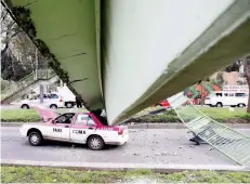  ??  ?? A un taxi que circulaba sobre Periférico, a la altura de Cuemanco, le cayó encima un puente vehicular, sin que resultaran personas lesionadas.
