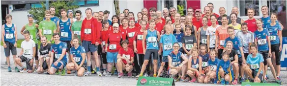  ?? FOTO: SG NIEDERWANG­EN ?? Die Läufer des Benefizlau­fs kurz vor dem Start am Rathaus in Niederwang­en.