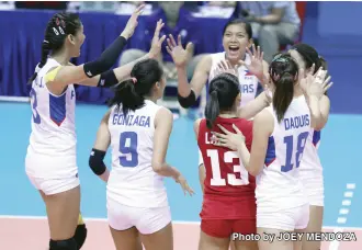  ?? Photo by Joey Mendoza ?? And they all said ‘heartstron­g’: The much-loved Philippine women’s volleyball team had a memorable time at the 2015 SEA Games.