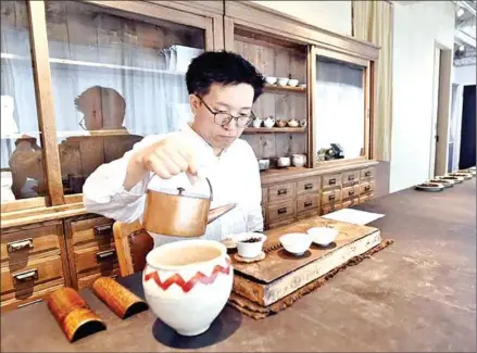  ?? THE YOMIURI SHIMBUN ?? Meng Fanlin makes tea at Leafmania, a shop and gallery specializi­ng in Chinese tea in Tokyo’s Iriya district.