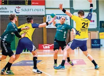  ?? FOTO: RUPPENTHAL ?? Auch der reaktivier­te Danijel Grgic (Zweiter von rechts) konnte der HG Saarlouis im Heimspiel gegen Empor Rostock nicht helfen. Die HG kassierte eine deutliche Niederlage.