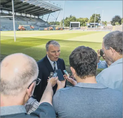  ?? PICTURES: JAMES HARDISTY ?? MEDIA SCRUM: Leeds Rhinos chief executive Gary Hetheringt­on explains the sacking of Brian McDermott.