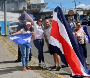  ?? rAfAel PAcHeco ?? Ticos y nicaragüen­ses intentaron conocer a la reina de belleza ayer en Pavas, pero no tuvieron suerte.