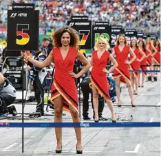  ?? Fotos: Andrew Tauber/Australian Grand Prix Corporatio­n/dpa, Uli Deck/dpa ?? Das war einmal: Schöne Frauen zeigten an, wo die Formel 1 Autos stehen sollen. Sie hießen Grid Girls. Künftig werden sie von den Grid Kids abgelöst. Denn nun werden Kin der wie die drei aus Australien auf dem rechten Bild anzeigen, wo die Wagen auf der...