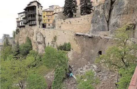  ?? EFE ?? Imagen del derrumbe en la calle Canónigos, en obras ahora, cerca de las Casas Colgadas de Cuenca