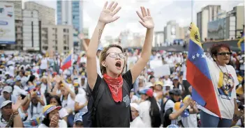  ??  ?? Suceso. Miles de mujeres venezolana­s se manifestar­on contra el Gobierno de Nicolás Maduro.