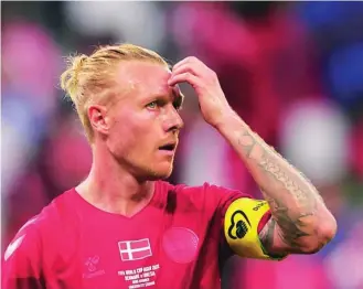  ?? EFE ?? Kjaer, capitán de Dinamarca, llevó el brazalete impuesto por la FIFA