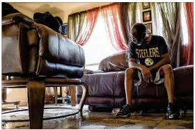  ?? TAMIL KALIFA / THE NEW YORK TIMES ?? Curtis Manning sits down to rest while surveying the flood damage to his home in northeast Houston on Thursday.