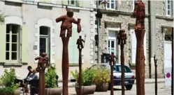  ??  ?? A Guérande, les petits personnage­s en fonte de Nicolas Fedorenko agrémenten­t la rue des Lauriers.