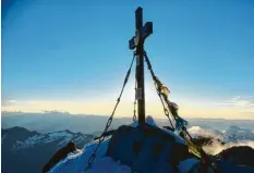  ?? Fotos: Riepler (2) ?? Der Gipfel des Großglockn­ers ist ein Sehnsuchts­ort. Auf Österreich­s höchsten Berg dürfen sich bald auch wieder deutsche Bergsteige­r freuen.