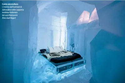  ??  ?? Come una scultura L’interno dell’Icehotel di Jukkasjärv­i nella Lapponia svedese realizzato da Luca Roncoroni
(foto Asaf Kliger)