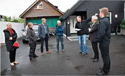  ?? FOTO: VEGARD DAMSGAARD ?? Hus- og garasjeeie­r Stig Hageland forklarer under befaringen i Bordalsbak­ken. Fra venstre står plan- og bygningssj­ef Venke Moe, Marte Rostvåg Ulltveit-moe (MDG), Trond Blattmann (Ap), Harald Sødal (KRF), Vidar Kleppe (Dem) og Eirik Dåstøl Langeland (Ap).