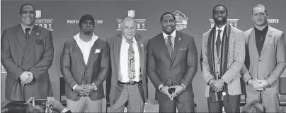  ?? AJ MAST/INVISION FOR NFL VIA AP IMAGES ?? From left, Robert Brazile, Brian Dawkins, Bobby Beathard, Ray Lewis, Randy Moss and Brian Urlacher are among the inductees into the Pro Football Hall of Fame class of 2018.