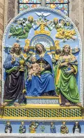  ??  ?? L’opera La «Madonna col bambino e santi» di Giovanni della Robbia è un capolavoro di grandi dimensioni di inizio Cinquecent­o