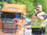 ?? FOTO: ANGELIKA WARMUTH/DPA ?? ●
Ein Bundespoli­zist kontrollie­rt den Verkehr an der Grenze in Griesen. Der G7-Gipfel ist vom 26. bis 28. Juni 2022 auf Schloss Elmau geplant.