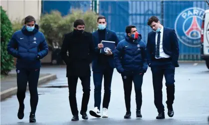  ??  ?? Mauricio Pochettino (right) walks with PSG’s sporting director Leonardo (second-left) and staff members as he leaves after a training session. Photograph: Bertrand Guay/AFP/Getty Images