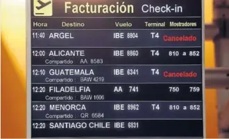  ?? EFE ?? Un panel muestra los vuelos cancelados con Marruecos en el aeropuerto de Barajas, en Madrid, tras cerrar Marruecos las fronteras con Ceuta y Melilla.