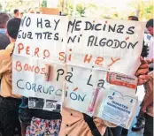  ??  ?? Revisión. Los venezolano­s que deseen migrar a Guatemala necesitan cumplir más requisitos.